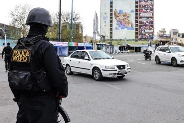 Seorang anggota pasukan keamanan Iran berjaga di Teheran pada 31 Maret 2026. (Foto: AFP) 