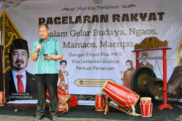 Kepala Biro Hubungan Masyarakat dan Sistem Informasi Sekretariat Jenderal MPR RI Budi Muliawan saat menghadiri Pagelaran Rakyat dalam Gelar Budaya Ngaos, Mamaos, Maenpo, di Cianjur, Jawa Barat, Minggu (4/10/2026). (Foto: Humas MPR) 