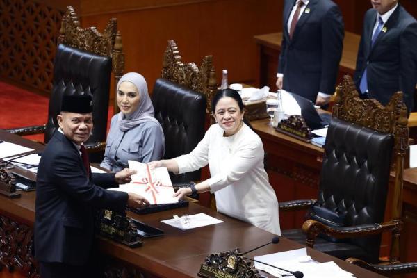 Ketua DPR RI Puan Maharani menerima berkas Pengesahan UU Satu Data Indonesia digelar dalam Rapat Paripurna DPR RI yang ke-9 Masa Persidangan I Tahun Sidang 2026-2027 di Gedung Nusantara II, Kompleks Parlemen, Senayan, Jakarta, Selasa (6/10/2026). (Foto : DPR/Runi/MRI.) 