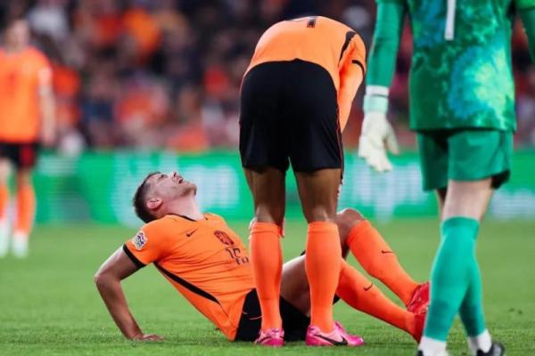 Bek timnas Belanda dan Tottenham Hotspur, Micky van de Ven mengalami cedera saat melawan Serbia pada ajang UEFA Nations League, Senin (5/10) dini hari WIB (Foto: The Sun) 
