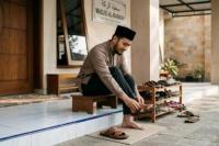 Panduan Adab Islam dalam Memakai Sandal Menurut Sunnah