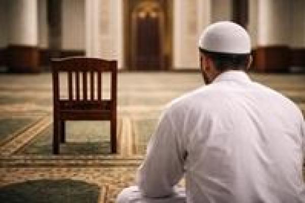 Ilustrasi sutrah pembatas saat shalat sendiri 