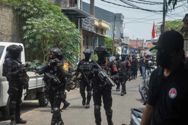 Tim gabungan Direktorat Tindak Pidana Narkoba Bareskrim Polri dan Polda Metro Jaya menggerebek Kampung Ambon dan Kampung Boncos di Jakarta Barat pada Jumat (9/10) pagi (Foto: Antara) 