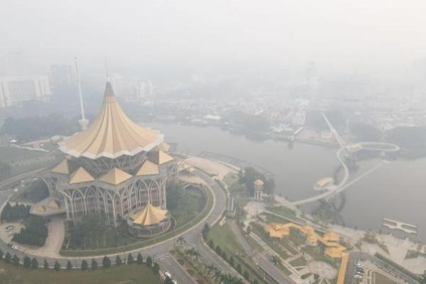 Penampakan polusi udara di Sarawak, Malaysia akibat asap karhutla di Kalimantan (Foto: AFP) 