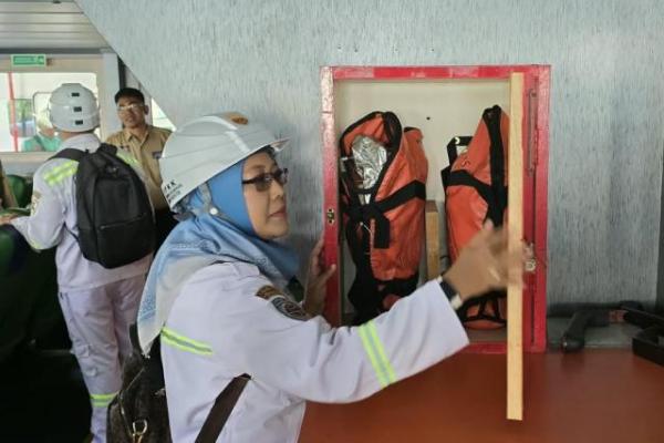 Petugas sedang memeriksa alat keselamatan pelayaran di kapal. Foto: hubla/katakini 