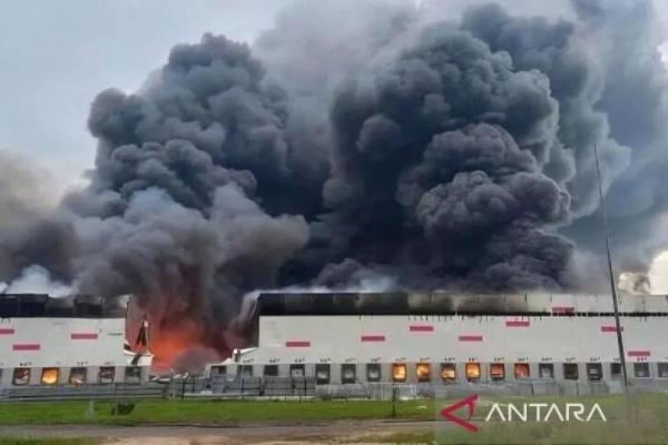 Asap membubung saat petugas pemadam kebakaran berupaya memadamkan api di pusat logistik Wildberries menyusul serangan pesawat nirawak (drone) Ukraina di wilayah Ryazan, Rusia, pada 29 Juli 2026. (ANTARA/Anadolu) 