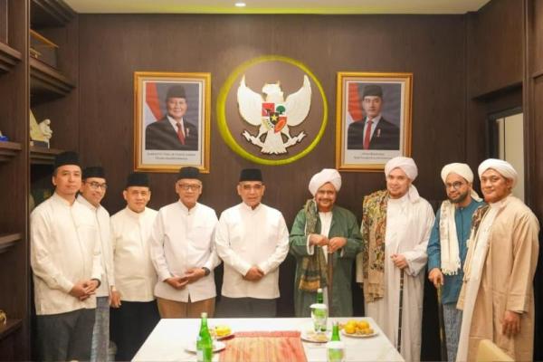 Ketua MPR RI, Ahmad Muzani (tengah) bersilaturahmi dengan Habib Umar bin Hafidz di Jakarta, Selasa (13/10/2026). (Foto: Humas MPR) 