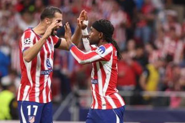 Penyerang Atletico Madrid, Ademola Lookman (kanan) setelah mencetak gol ke gawang Manchester United (Foto: atleticomadrid.com) 