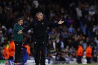 Pelatih Paris Saint-Germain, Luis Enrique saat memberikan intruksi di pinggir lapangan melawan Manchester City di Etihad Stadium, pada Kamis (15/10) dini hari WIB (Foto: psg.fr)