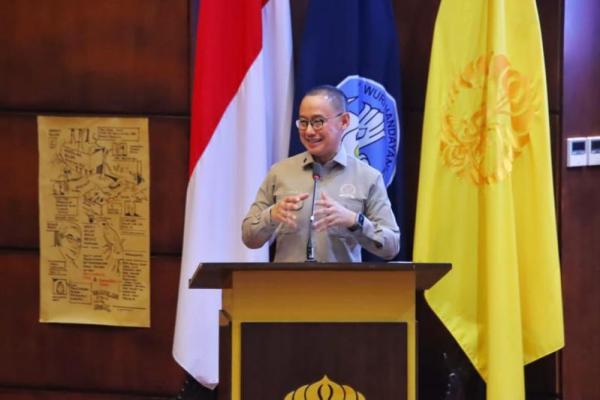 Wakil Ketua MPR RI Eddy Soeparno dalam  forum Rembug Iklim di UI Convention Center, Depok, Jawa Barat, Kamis (15/10/2026). (Foto: Humas MPR) 