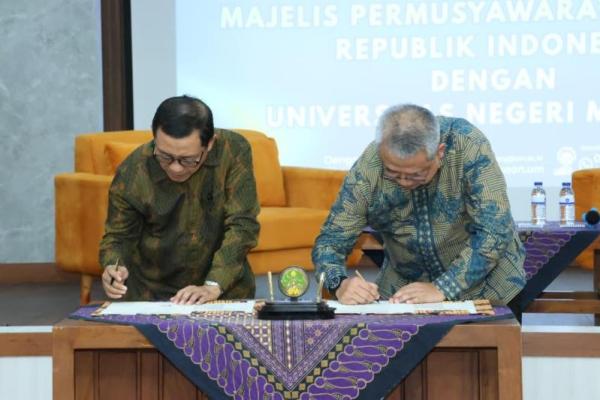 penandatanganan Nota Kesepahaman (MoU) antara Sekretariat Jenderal MPR RI dan UM (Foto: Humas MPR) 