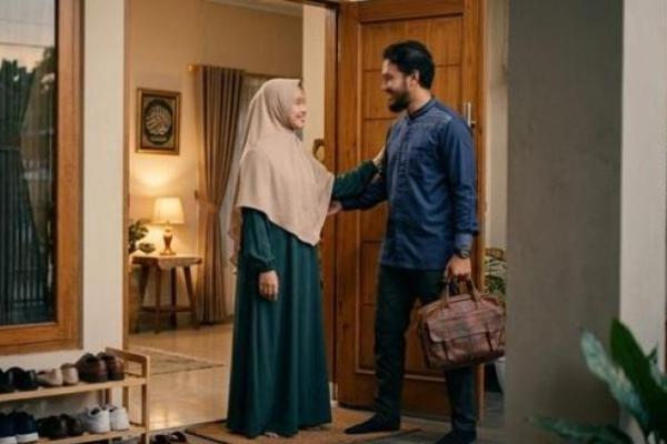Ilustrasi istri sambut suami 
