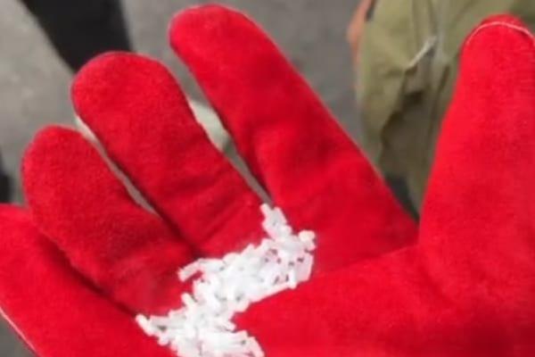 Pengujian teknologi es kering atau dry ice untuk membantu mengurai kabut asap berbahaya akibat kebakaran hutan dan lahan (karhutla) (Foto: BNPB) 