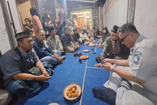 Petugas Pt Jasaraharja mengunjungi keluarga korban kecelakaan lalu lintas yang melibatkan mobil Hiace dengan Truk Tronton di Tol Kertosono, Madiun, Jawa Timur, Minggu (18/10/2026). Foto: jasaraharja/katakini 