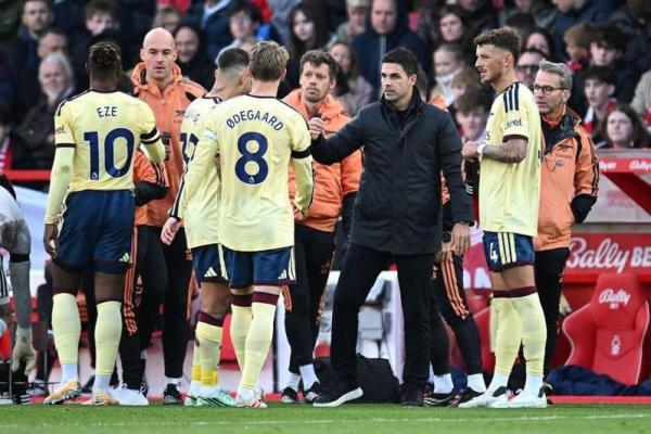 Pelatih Arsenal, Mikel Arteta memberikan arahan ke anak asuhnya saat laga melawan Nottingham Forest pada Minggu (18/10) malam WIB (Foto: arsenal.com) 