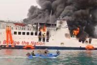 Kapal penyeberangan KMP Batumandi terbakar di perairan Cilegon, Banten. Foto: tangkapanlayar
