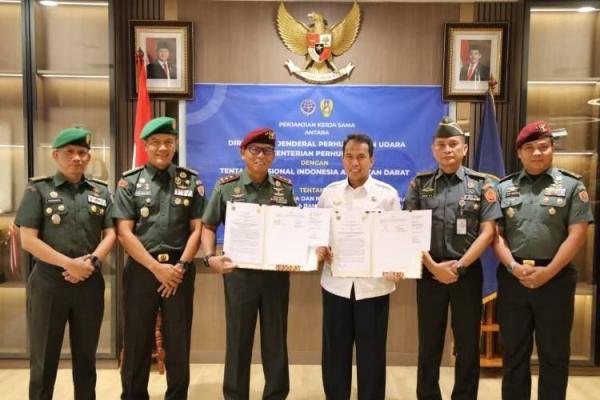 Penandatanganan perjanjian kerja sama antara Direktortat Jenderal Perhubungan Udara Kementerian Perhubungan dengan TNI AD memanfaatkan aset UPBU Kalimarau, Kabupaten Berau, Kalimantan Timur untuk mendukung kegiatan pertahanan, di Jakarta, Rabu (21/10/2026). Foto: hubud/katakini 