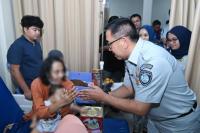 Direktur Utama Jasa Raharja, Muhammad Awaluddin, menjenguk korban insiden kebakaran kapal penyeberangan KMP Batumandi di Cilegon, Banten, Selasa (20/10/2026) malam. Foto: jasaraharja/katakini