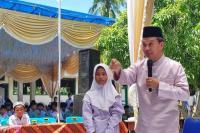 Ketua Umum PB Al Washliyah Dr. KH. Masyhuril Khamis, SH., MM., berbicara di depan para santri. Foto: dok. katakini