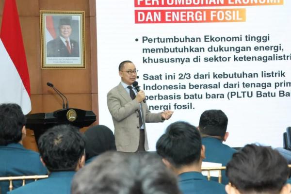 Wakil Ketua MPR RI dari Fraksi PAN Eddy Soeparno menerima kunjungan audiensi dari mahasiswa BEM Fakultas Hukum Universitas Brawijaya di MPR RI (Foto: Humas MPR) 