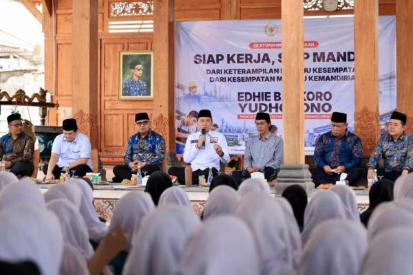 Wakil Ketua MPR RI sekaligus Ketua Fraksi Partai Demokrat DPR RI, H. Edhie Baskoro Yudhoyono (Ibas) dalam kegiatan Santri dan Balai Latihan Kerja (BLK) di Kabupaten Kendal, Jawa Tengah, pada Minggu (25/10/2026). (Foto: Humas MPR) 