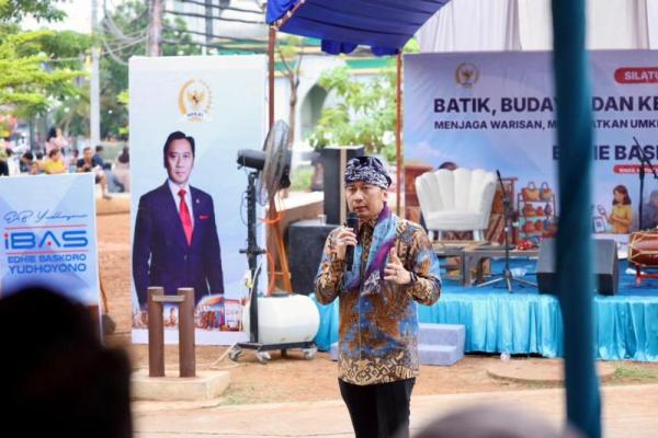 Wakil Ketua MPR RI sekaligus Ketua Fraksi Partai Demokrat DPR RI, H. Edhie Baskoro Yudhoyono (Ibas) alam kegiatan UMKM dan Batik di Kabupaten Kendal, Jawa Tengah, Minggu (25/10/2026). (Foto: Humas MPR) 