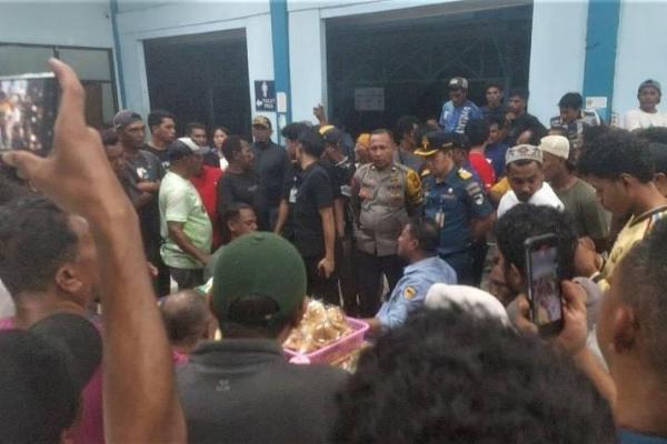 Kepala Kantor Kesyahbandaran dan Otoritas Pelabuhan (KSOP) Kelas II Ternate, Maluku Utara, Rushan Muhammad berdialog dengan para motoris speedboat yang merasa keberatan dengan larangan berlayar pada malam hari. Foto: hubla/katakini 