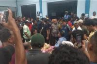 Kepala Kantor Kesyahbandaran dan Otoritas Pelabuhan (KSOP) Kelas II Ternate, Maluku Utara, Rushan Muhammad berdialog dengan para motoris speedboat yang merasa keberatan dengan larangan berlayar pada malam hari. Foto: hubla/katakini