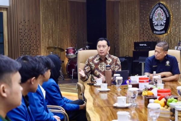 Wakil Ketua MPR RI sekaligus Ketua Fraksi Partai Demokrat DPR RI, Edhie Baskoro Yudhoyono (Ibas) saat bertemu dengan mahasiswa penerima KIP Kuliah dalam kunjungannya ke Universitas Diponegoro (UNDIP), Semarang, Senin (Foto: Humas MPR) 