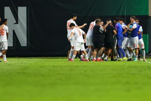 Para pemain Borneo FC Samarinda melakukan selebrasi usai mencetak gol ke gawang PSS Sleman, pada Selasa (27/10) malam WIB (Foto: ileague.id) 