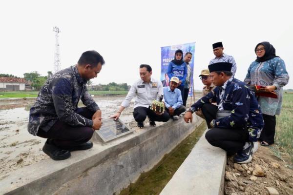 Wakil Ketua MPR RI sekaligus Ketua Fraksi Partai Demokrat DPR RI, Edhie Baskoro Yudhoyono (Ibas) menghadiri kegiatan program irigasi melalui Percepatan Peningkatan Tata Guna Air Irigasi (P3-TGAI) di Desa Berkesi, Kabupaten Grobogan, Jawa Tengah, Rabu (Foto: Humas MPR) 