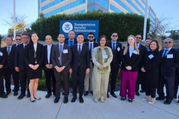 Sejumlah delegasi dari AirNav Indonesia foto bersama di depan kantor Transportation Security Administration, Amerika Serikat. Foto: airnav/katakini 
