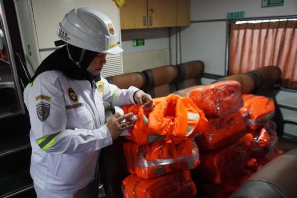 Petugas Ditjen Perhubungan Laut memeriksa perlengkapan alat keselamatan pelayaran di kapal. Foto: hubla/katakini 