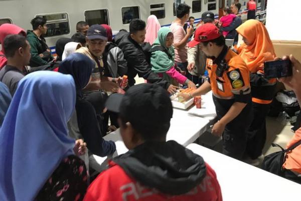 H+1 Lebaran, Stasiun Gambir dan Pasar Senen Masih Dipadati Pemudik