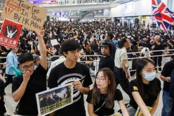 Demonstran Hong Kong Tetap Demo Hari Buruh
