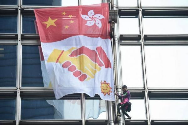 Aksi "Spiderman Prancis" Gegerkan Publik Hong Kong