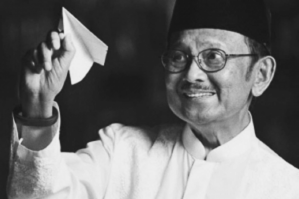 Deretan Selebriti Ini Merapalkan Doa untuk BJ Habibie