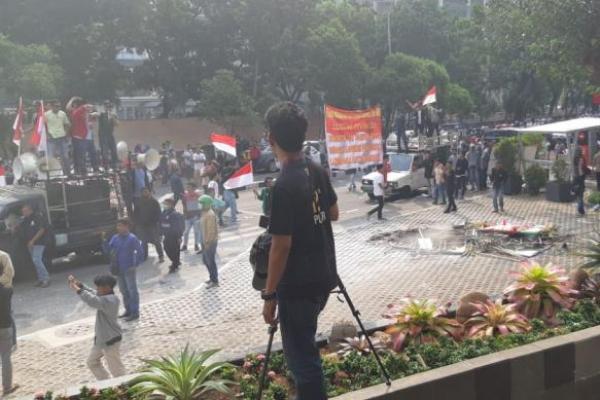 Demo Ricuh, Kain Hitam Penutup Logo KPK Minta Dibuka