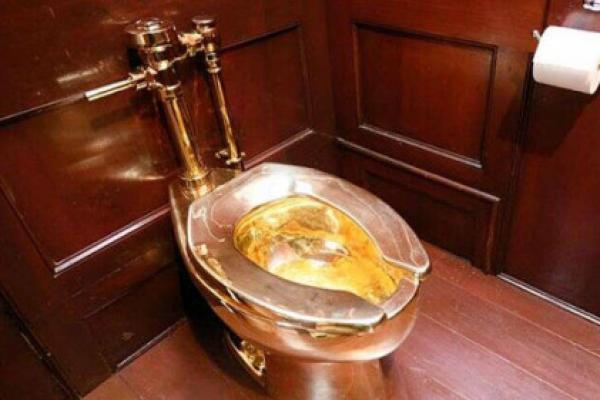 Toilet Emas Seharga Sejuta Dolar Dicuri dari Istana Inggris