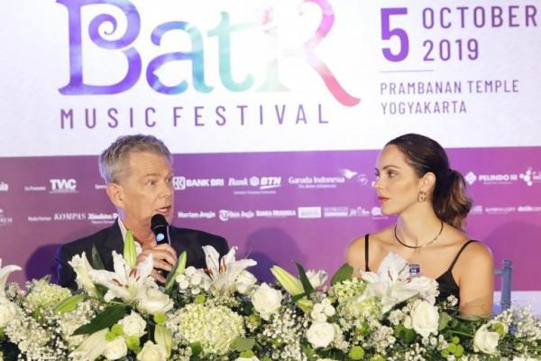 Malam Ini David Foster Ajak Istri Cantiknya Kenakan Batik di Prambanan