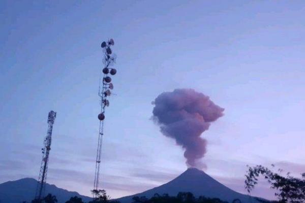   Bummm, Gunung Merapi Erupsi di Kamis Pagi