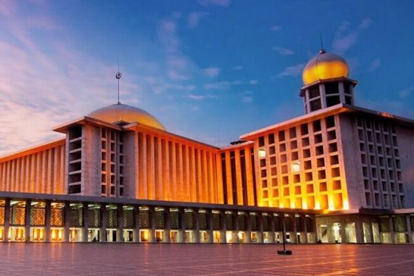 Jokowi Serahkan Sapi Kurban 1,08 Ton ke Masjid Istiqlal