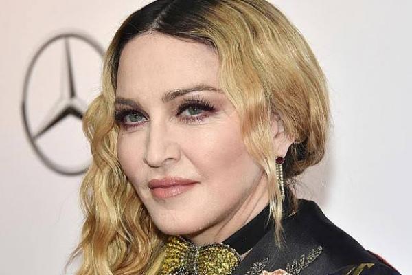   Cedera Lutut Tak Halangi Madonna  Ikut Aksi Solidaritas Floyd