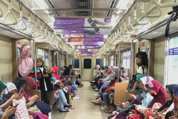 Hari Pertama Masuk Kantor, Penumpang KRL Membludak