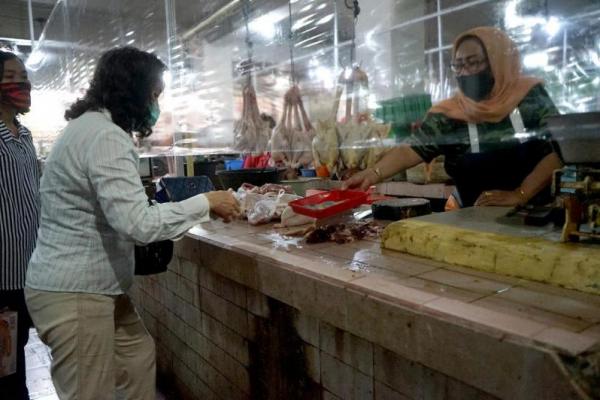  Putus Penyebaran Corona, Transaksi  di Pasar Surabaya Gunakan Nampan