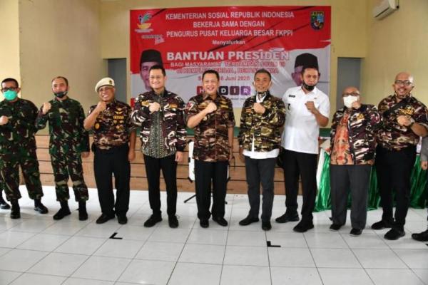 Bamsoet Bersama Mensos Serah Bantuan Kepada Keluarga Veteran Operasi Seroja