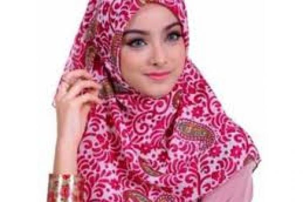 Tips Selalu Trendy Dengan Kerudung Segi Empat