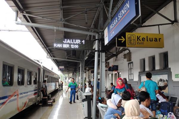 Petugas Jaring Warga Jerman Tanpa SIKM di Stasiun Pasar Senen