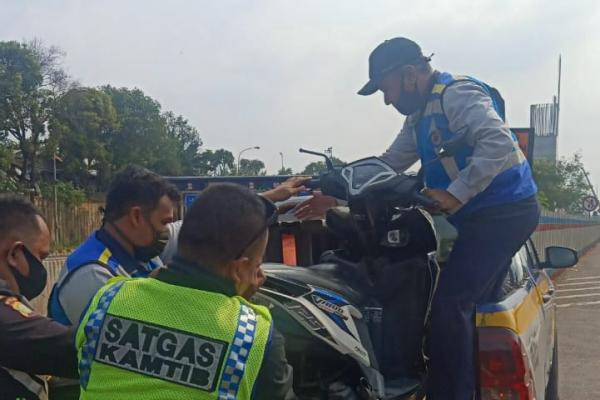 Jasa Marga Amankan Pemotor Masuk Jalan Tol Jakarta - Cikampek