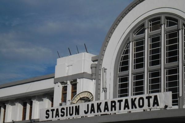 Kereta Jarak Jauh Beroperasi Kembali di Stasiun Jakarta Kota